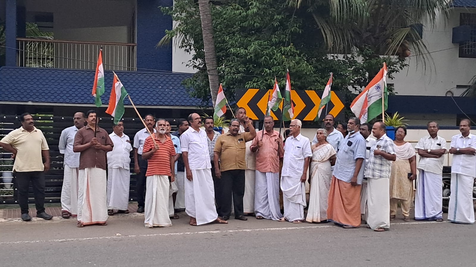 ഡീസൽ, പെട്രോൾ വില വർദ്ധനവിനെതിരേ പ്രകടനവും പൊതുയോഗവും